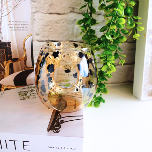 Elevate your home fragrance experience with our stunning, stylish, aesthetic, and luxurious Cheetah&nbsp;Print Glass Wax Melt Burner. Featuring a sleek, glossy sheen and a bold yet elegant animal print design, this burner is the perfect statement piece for any modern home.