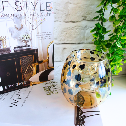 Elevate your home fragrance experience with our stunning, stylish, aesthetic, and luxurious Cheetah&nbsp;Print Glass Wax Melt Burner. Featuring a sleek, glossy sheen and a bold yet elegant animal print design, this burner is the perfect statement piece for any modern home.