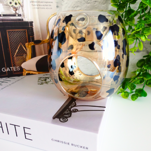 Elevate your home fragrance experience with our stunning, stylish, aesthetic, and luxurious Cheetah&nbsp;Print Glass Wax Melt Burner. Featuring a sleek, glossy sheen and a bold yet elegant animal print design, this burner is the perfect statement piece for any modern home.