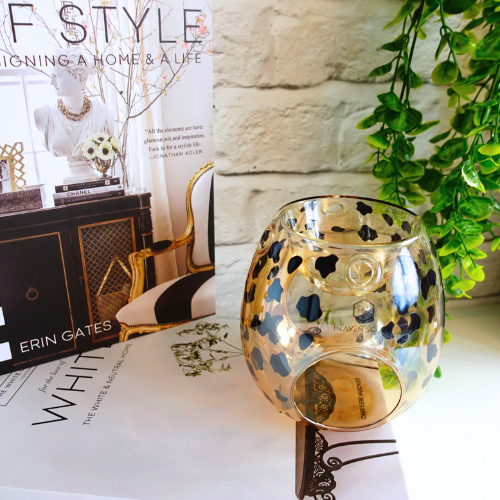 Elevate your home fragrance experience with our stunning, stylish, aesthetic, and luxurious Cheetah&nbsp;Print Glass Wax Melt Burner. Featuring a sleek, glossy sheen and a bold yet elegant animal print design, this burner is the perfect statement piece for any modern home.